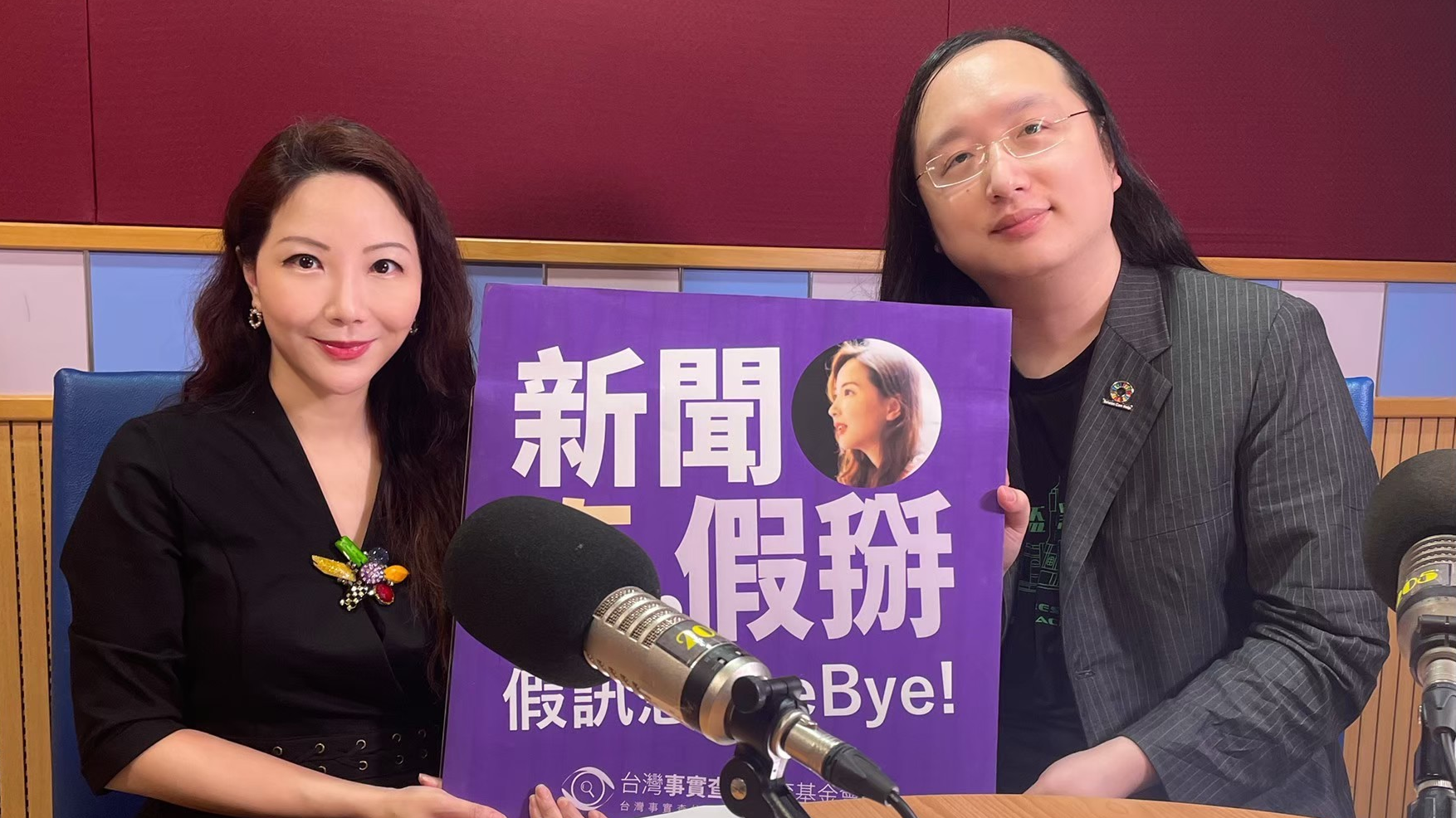 主持人黃兆徽與受訪者行政院政務委員唐鳳