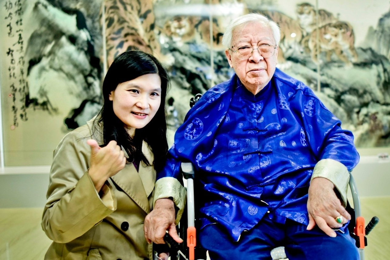 德芳與歐豪年教授合影