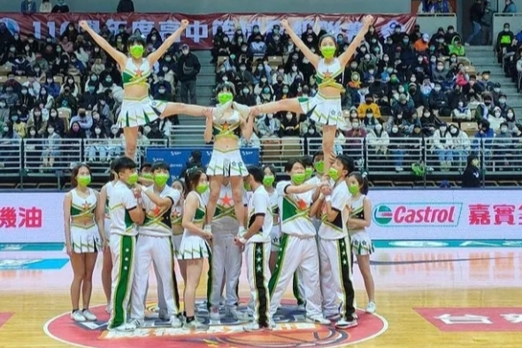松山高中競技啦啦隊於HBL中場休息表演