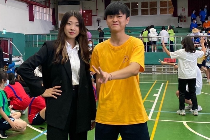 新竹高商吉他社社幹 活動巫家純（左）、總務江侑橙（右）