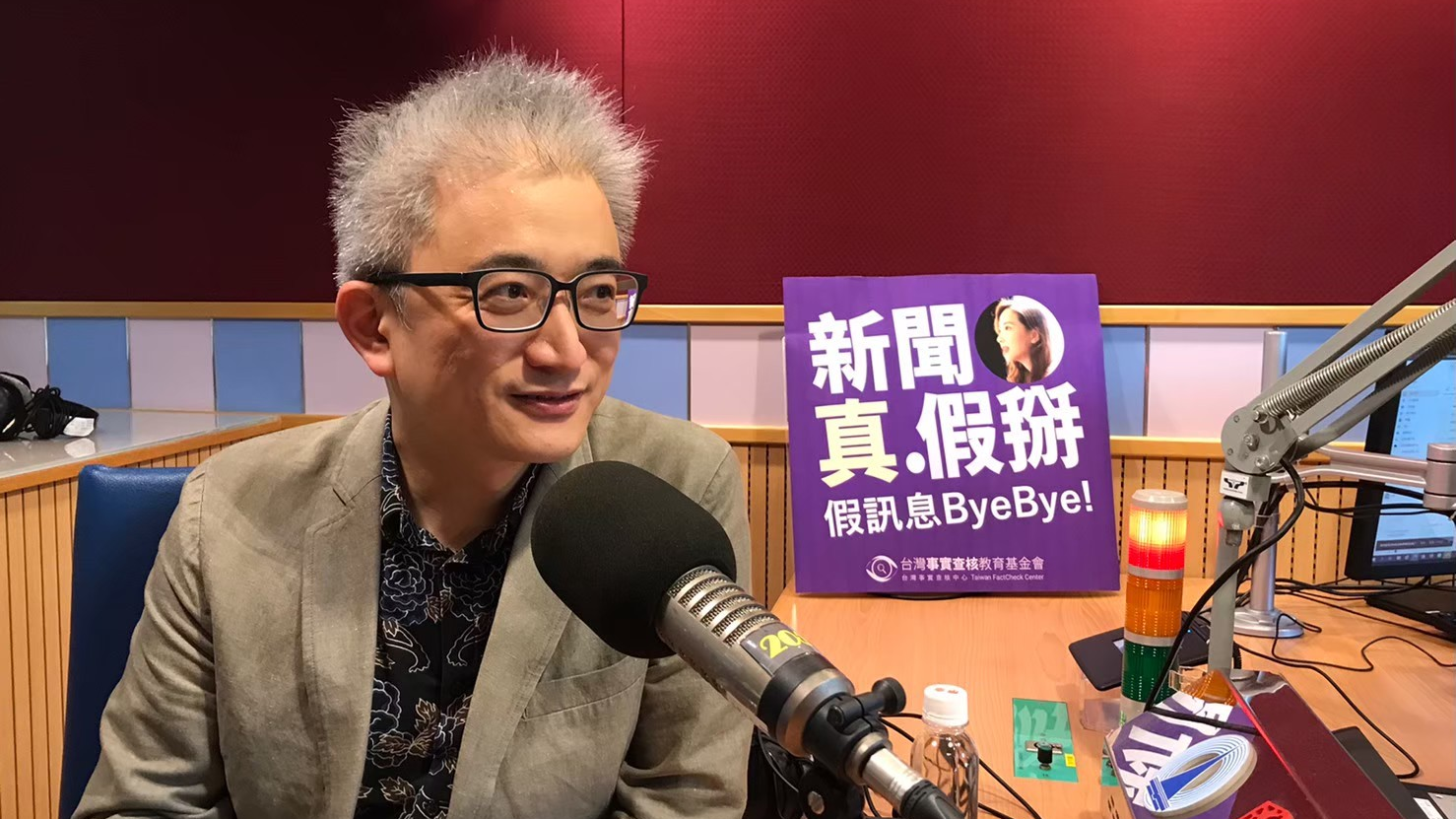 本集來賓台灣人工智慧實驗室創辦人杜奕瑾，同時也是有「創世神」之稱的網路論壇PTT創辦人。