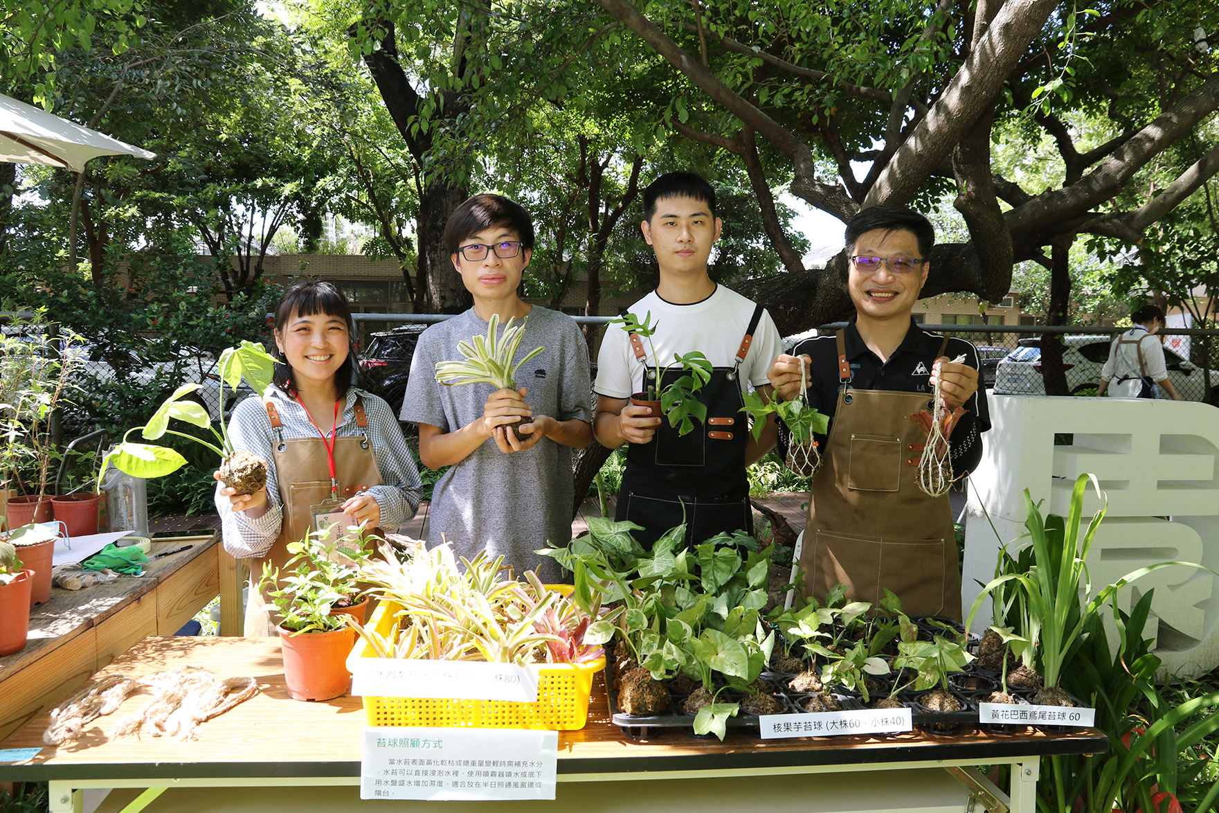 興大園藝療育市集開市，興大園藝學系教授吳振發（右1）與園藝系設攤學生合影