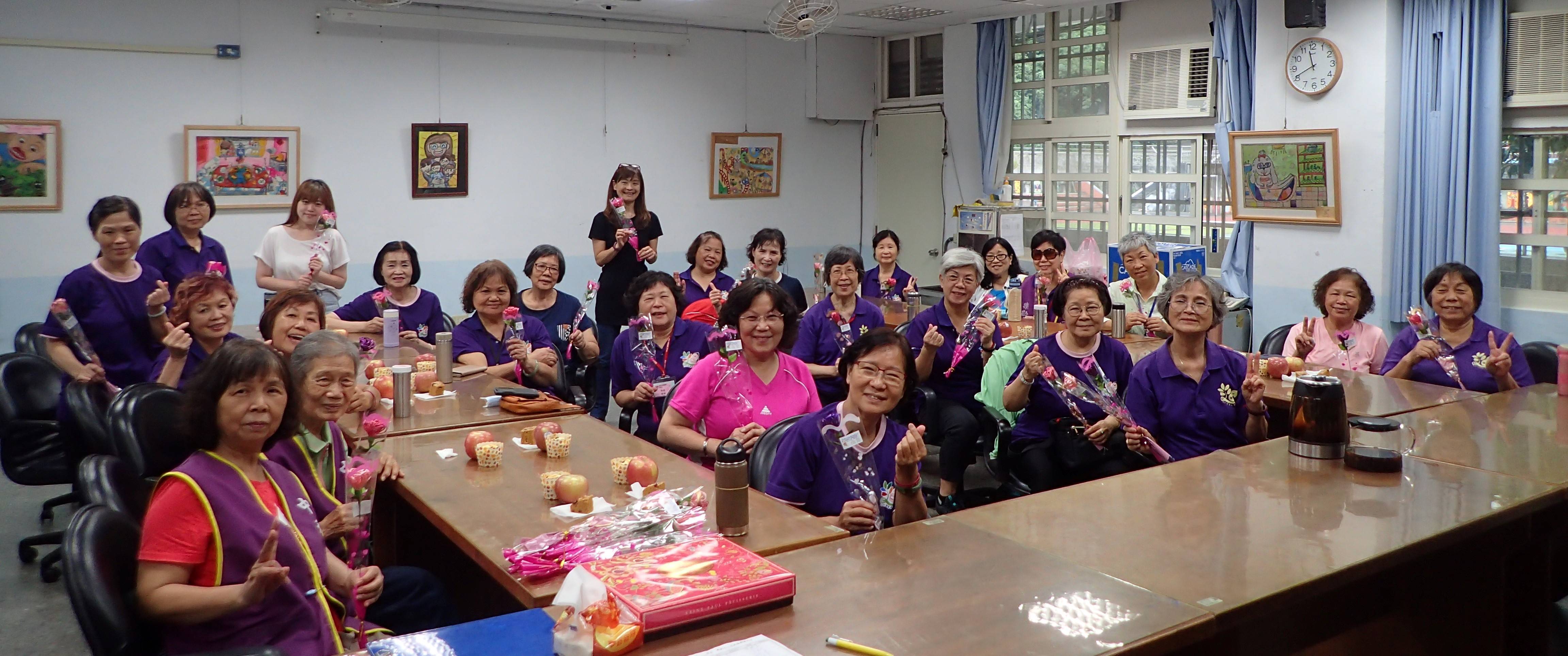 中和區樂齡學習中心慶祝母親節製作康乃馨(資料照)