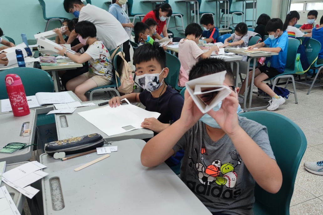 「有趣的潛望鏡」引導學生了解光的行進與反射原理，製作可越過障礙物並觀察高處的潛望鏡