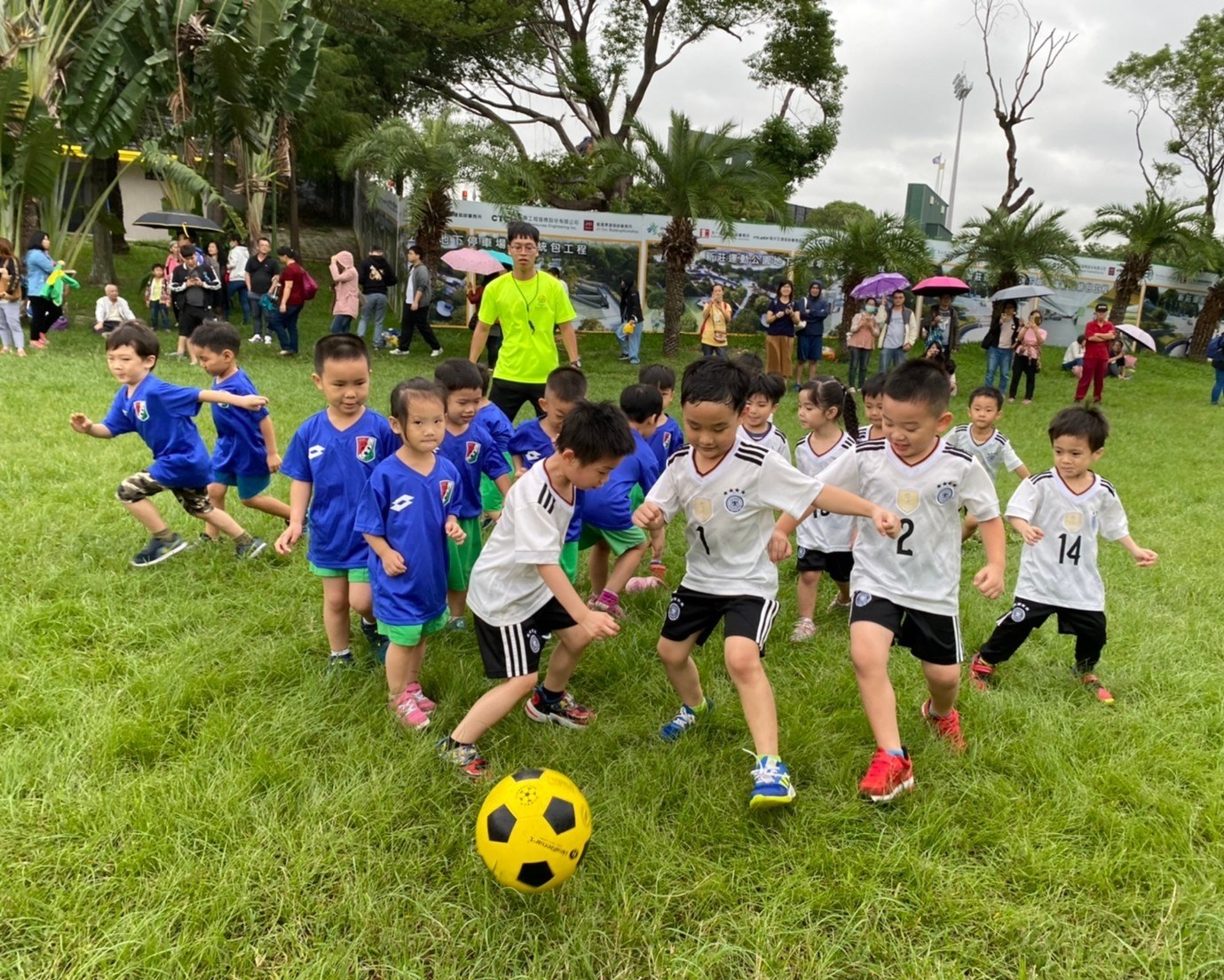 新北市幼兒足球聯賽小足球員準備開踢(圖片來源：新北市體育總會幼兒體育委員會)