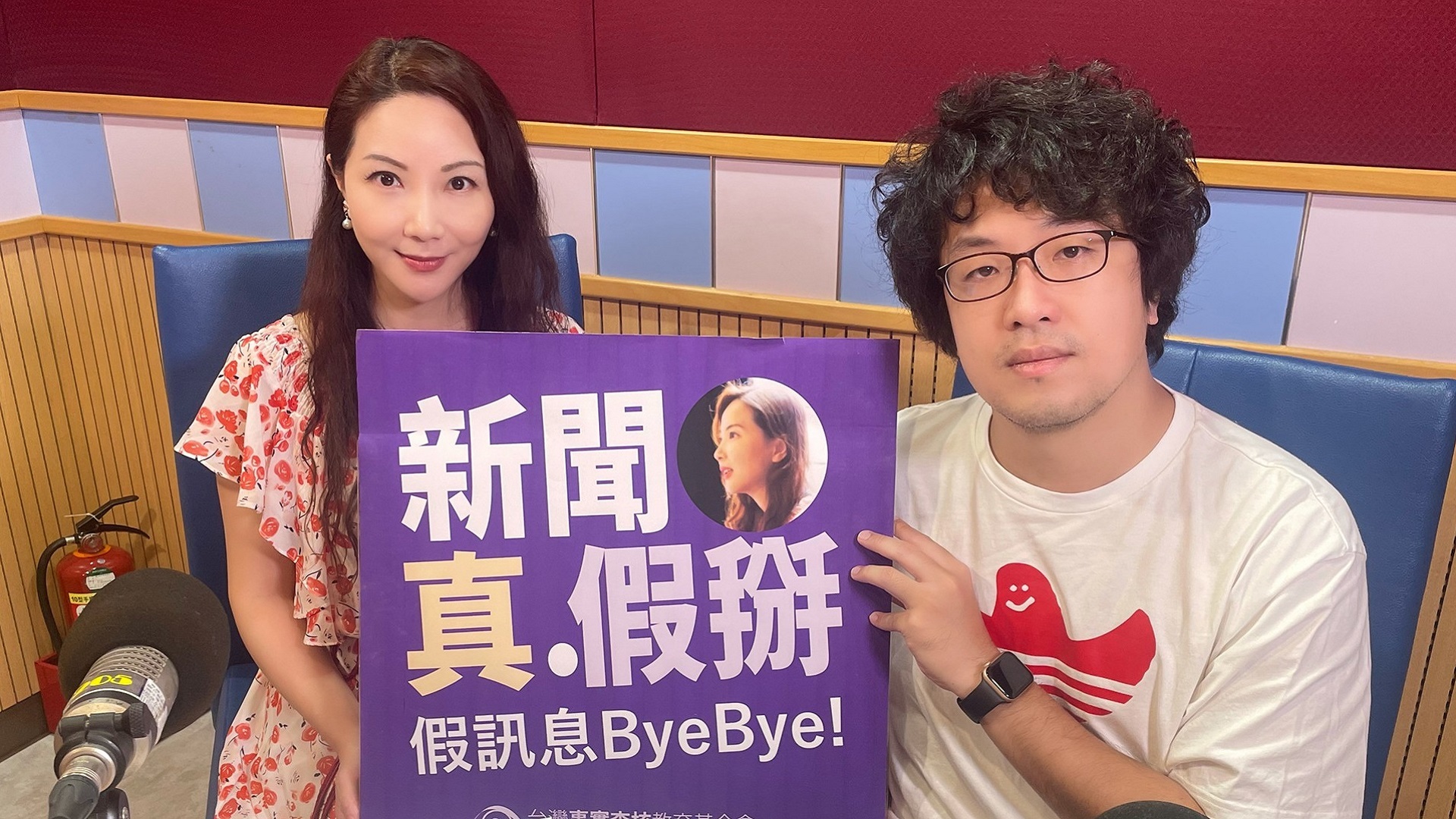 主持人黃兆徽與受訪者台北大學犯罪學研究所助理教授沈伯洋