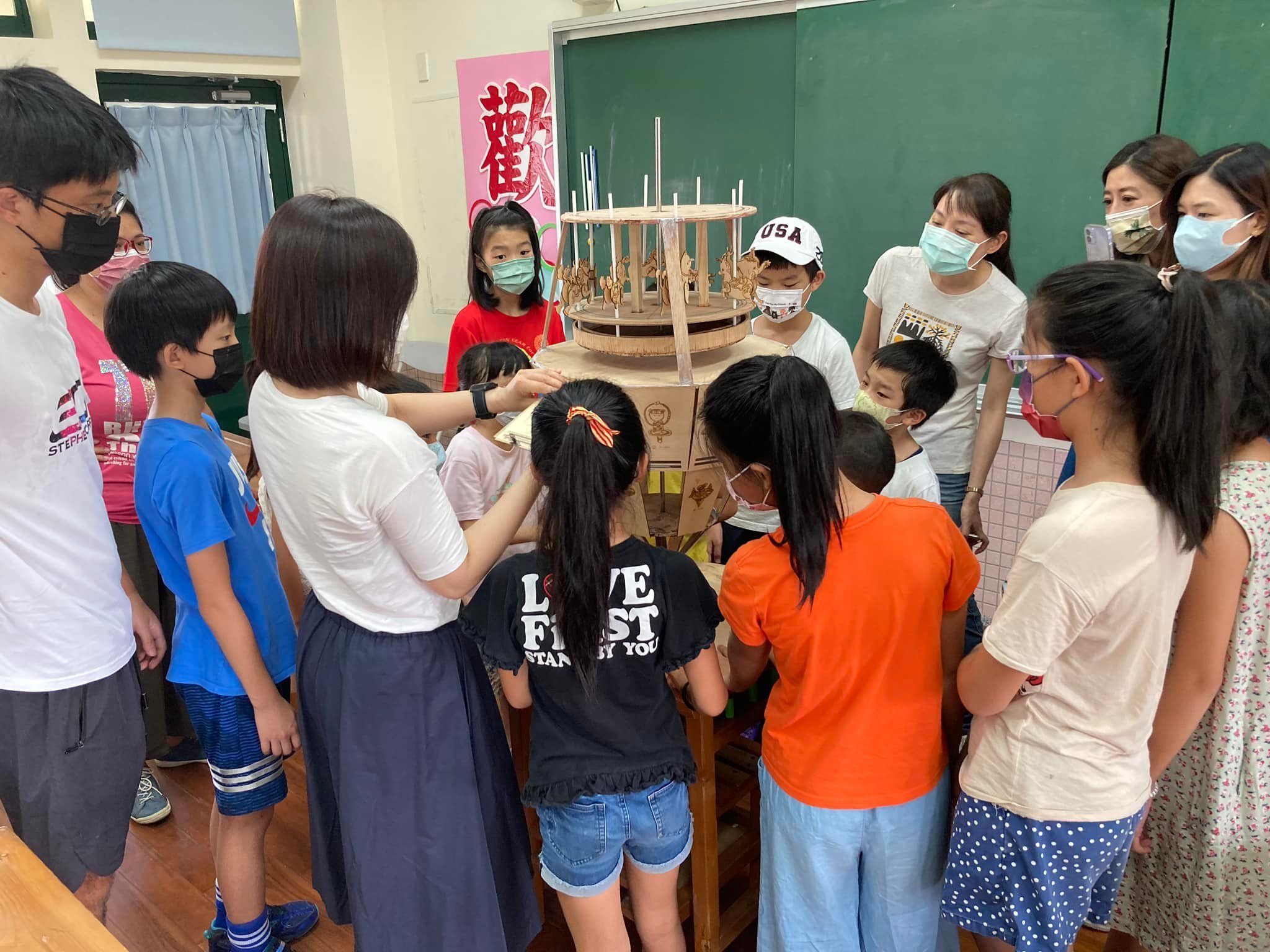 眾人合力組裝陀螺