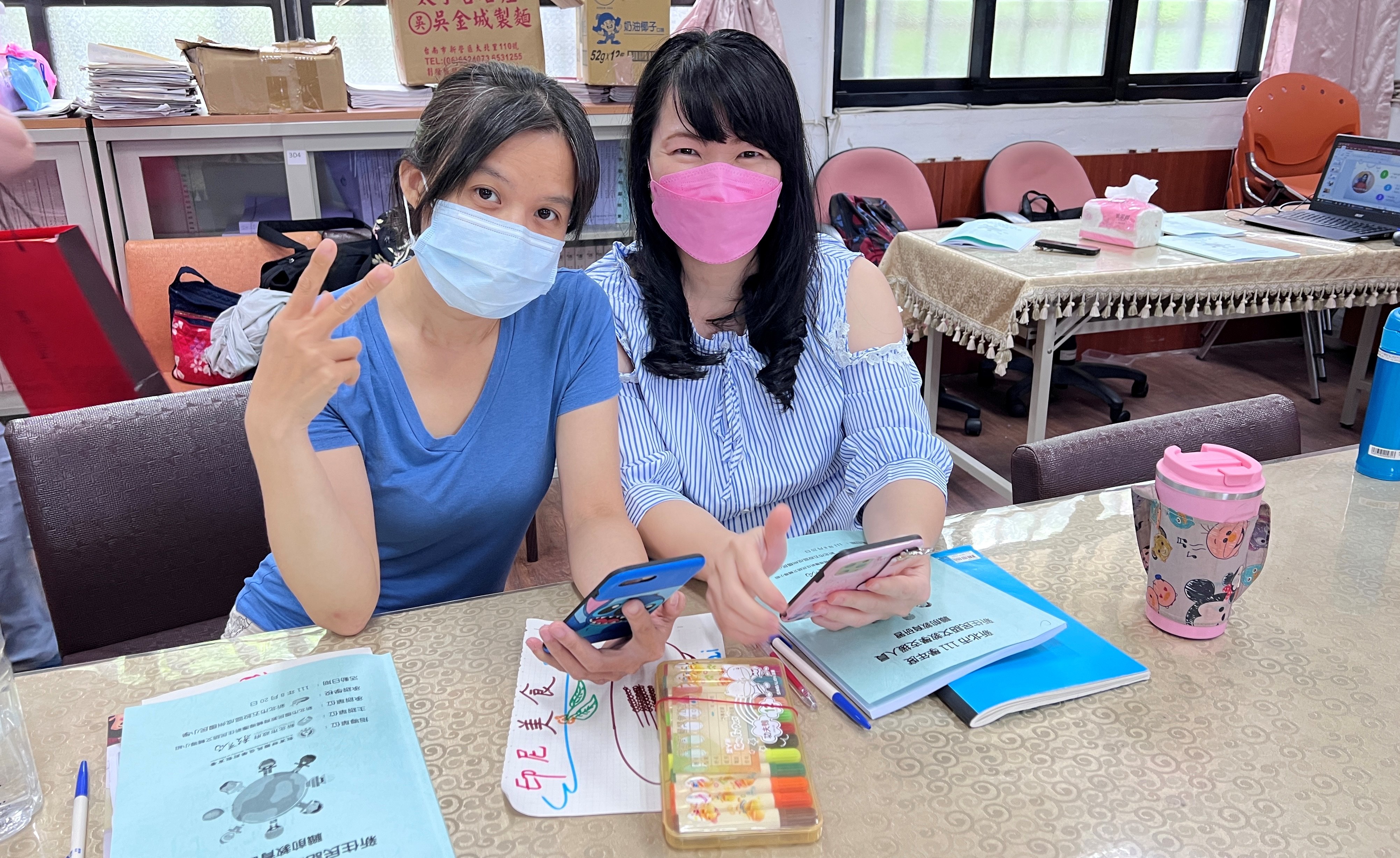 印尼語余宴蒂老師(右)與越南語陳氏后老師(左)都是今年的初任老師