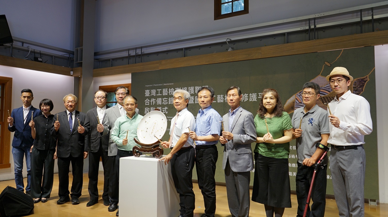 聯盟成員與工藝中心主任張仁吉(左六)一起參與平臺啟動儀式。(工藝中心提供)