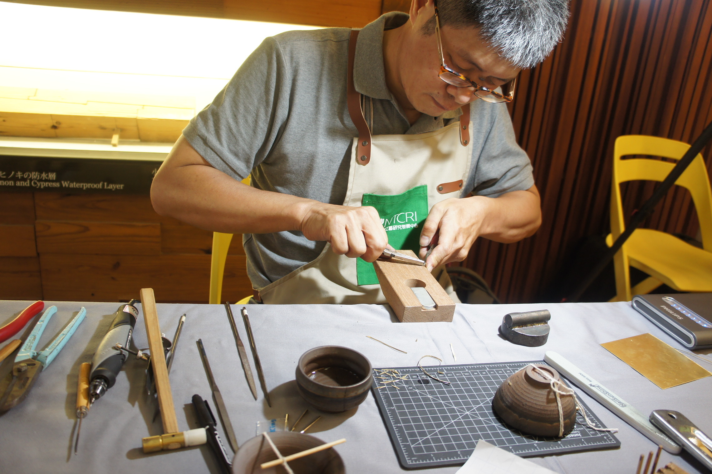 陳高登修復師_陶瓷修復示範。(工藝中心提供)