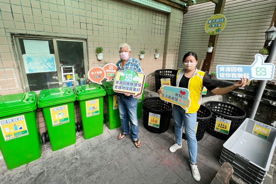 臺東縣環保局推動社區大廈資源回收工作，今年完成多良社區發展協會等10處資源回收示範站設置。
