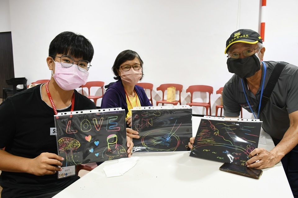 受到疫情影響停辦2年，臺東家扶認養人與認養童相見歡。