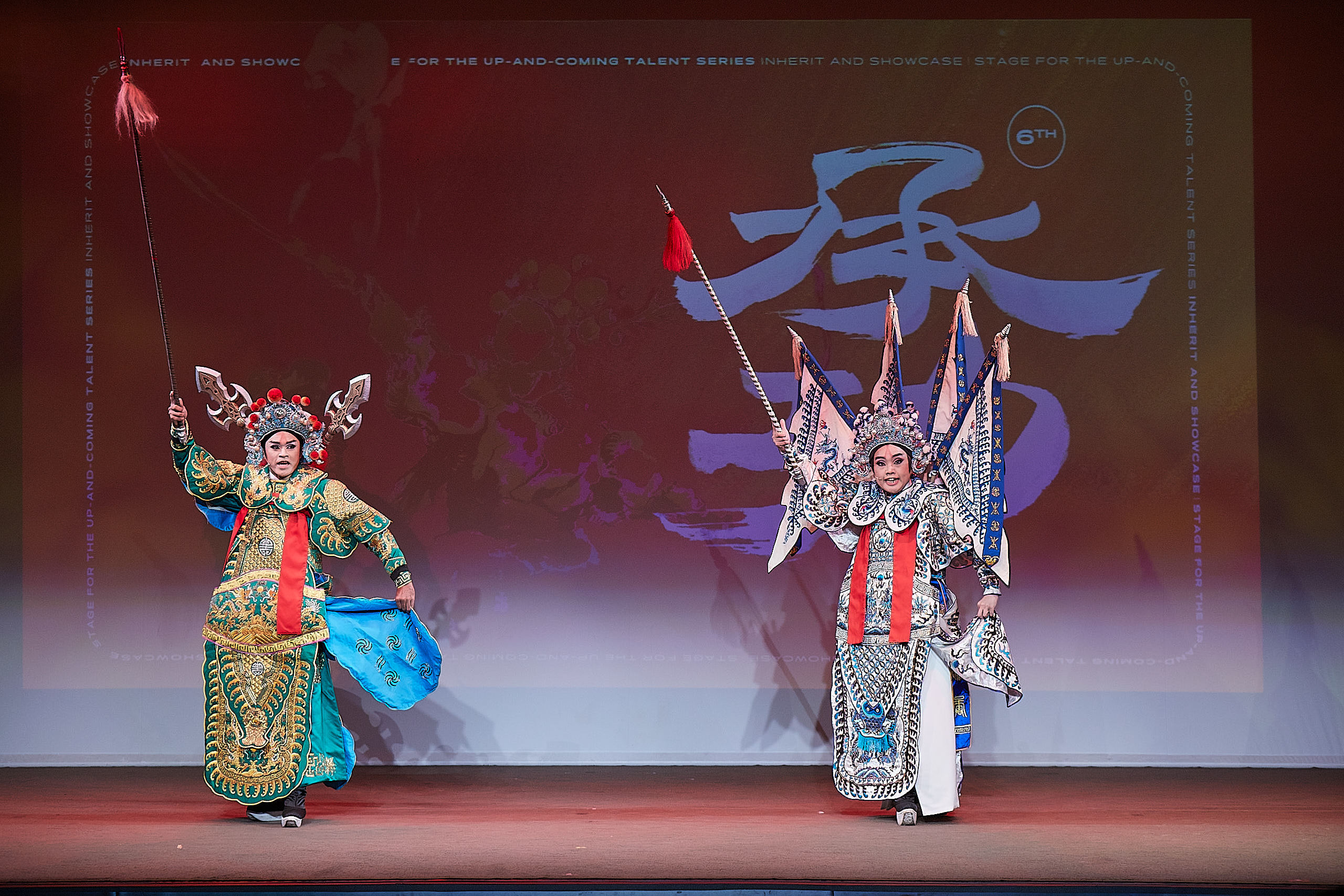 一心戲劇團柯進龍(左)、林冠妃(右)帶來《小霸王力戰太史慈》演出