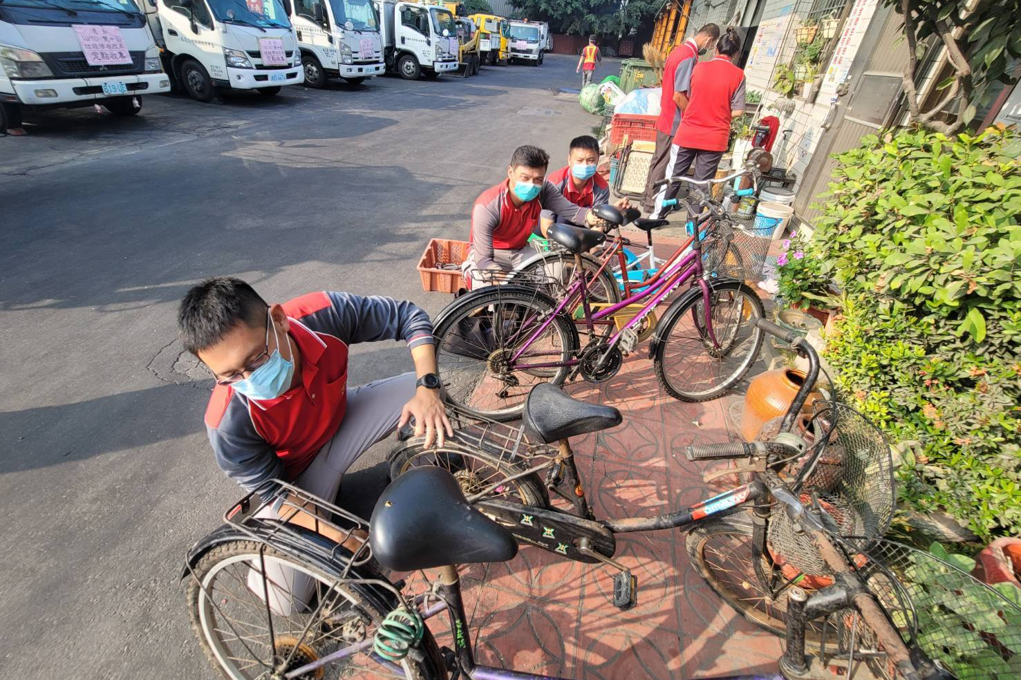 臺中市后里區清潔隊的隊員們清洗並修復腳踏車（圖源：臺中市環保局）