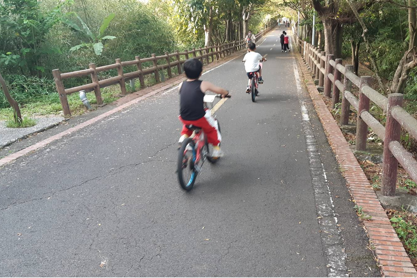 獲贈腳踏車的孩子們開心騎車馳騁（圖源：臺中市環保局）