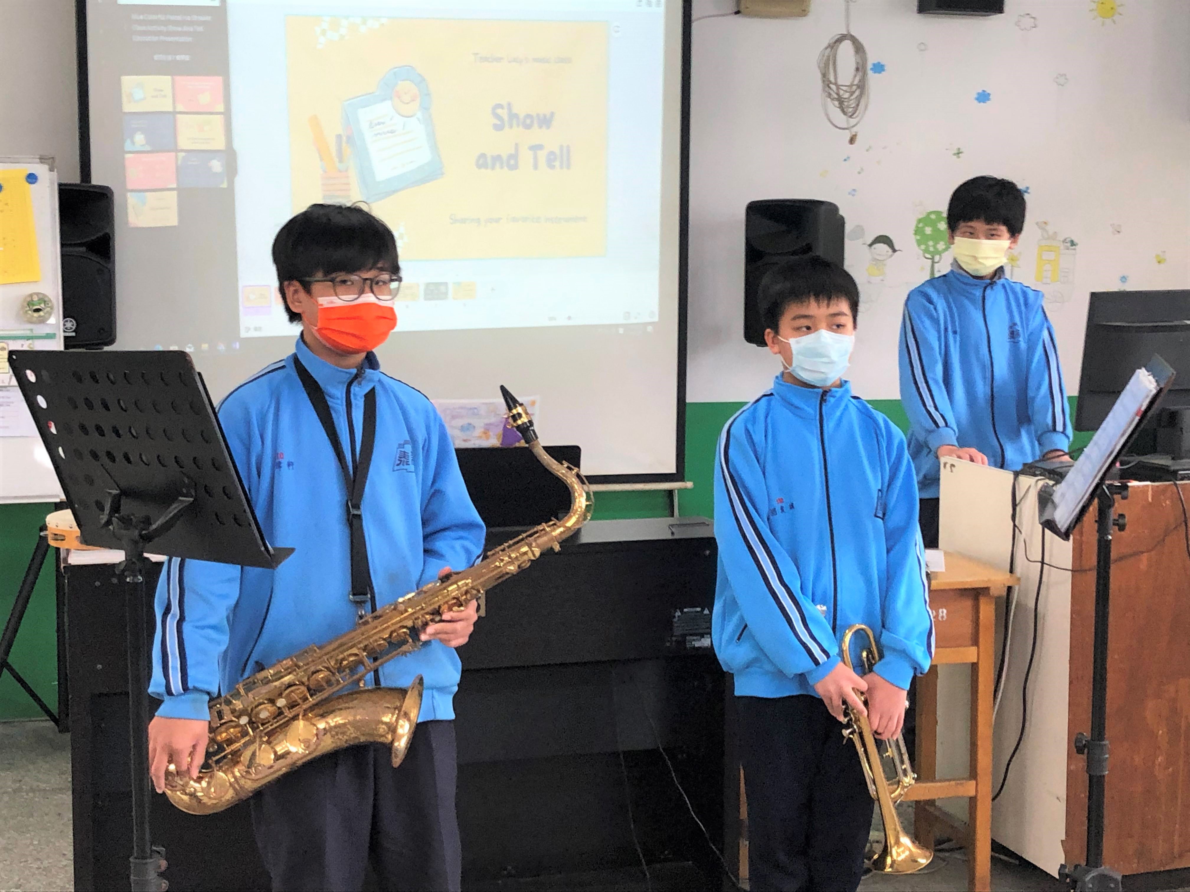 新泰國中雙語課堂 學生上台用英語分享喜歡的樂器及名曲