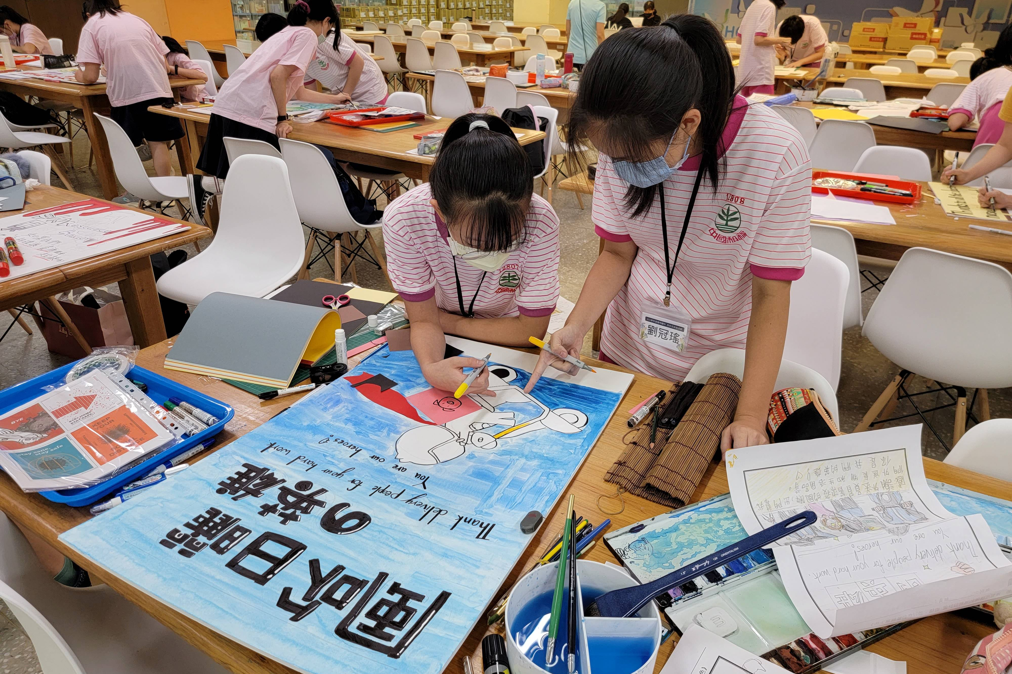 福和國中藝術雙語課程 視覺藝術老師帶著學生幫名畫變裝、用雙語設計防疫海報