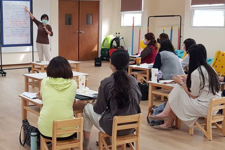 111年度自辦研習活動-講師透過學員實作成果，分析、比較和綜整OPDCA的多元運作。（教育部提供）