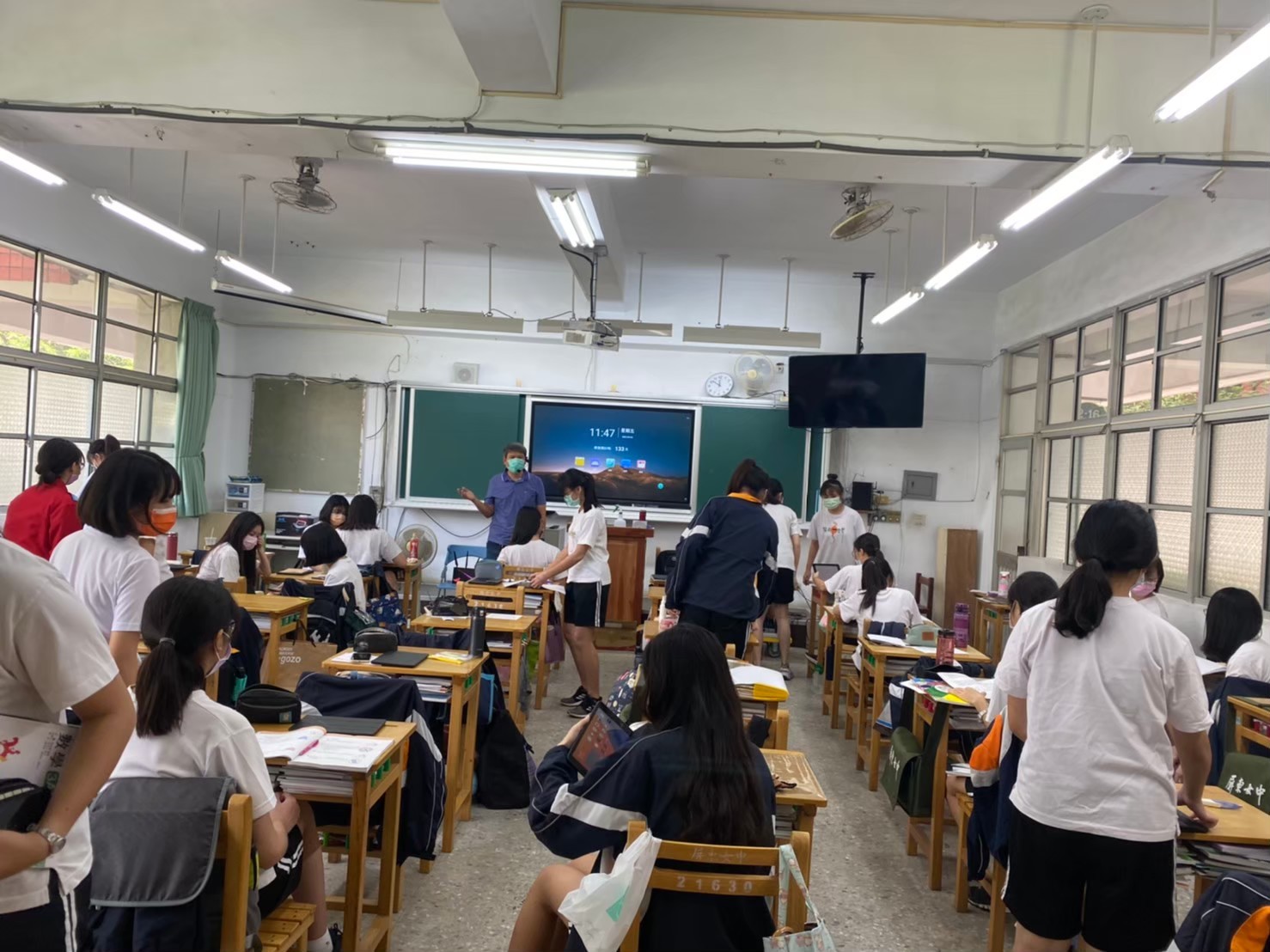 導師利用影片、文字和圖像，引導學生思考自主學習的方向（教育部提供）