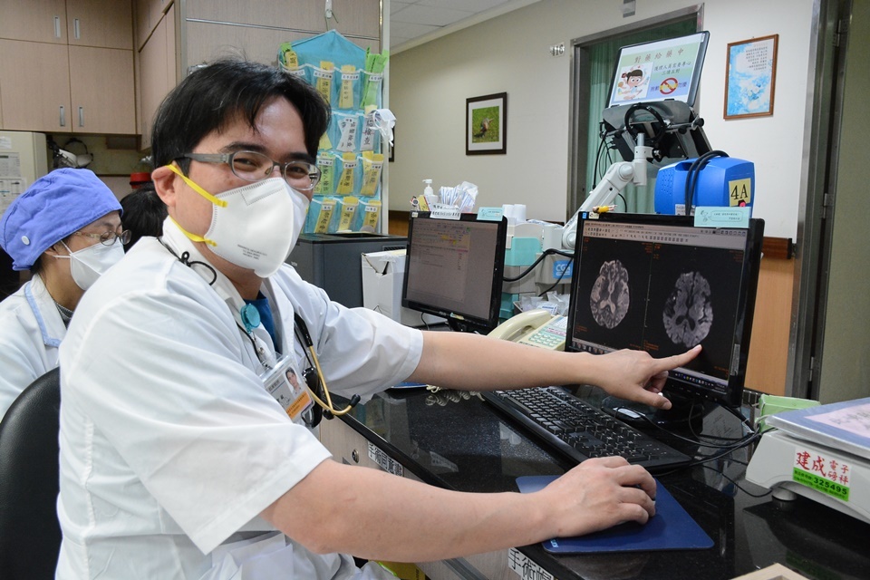 臺東馬偕醫院神經科醫師胡智銘指出，腦中風隨時可能在自己或親人身上發生，察覺症狀及早就醫，是搶救腦細胞、避免留下後遺症的關鍵。