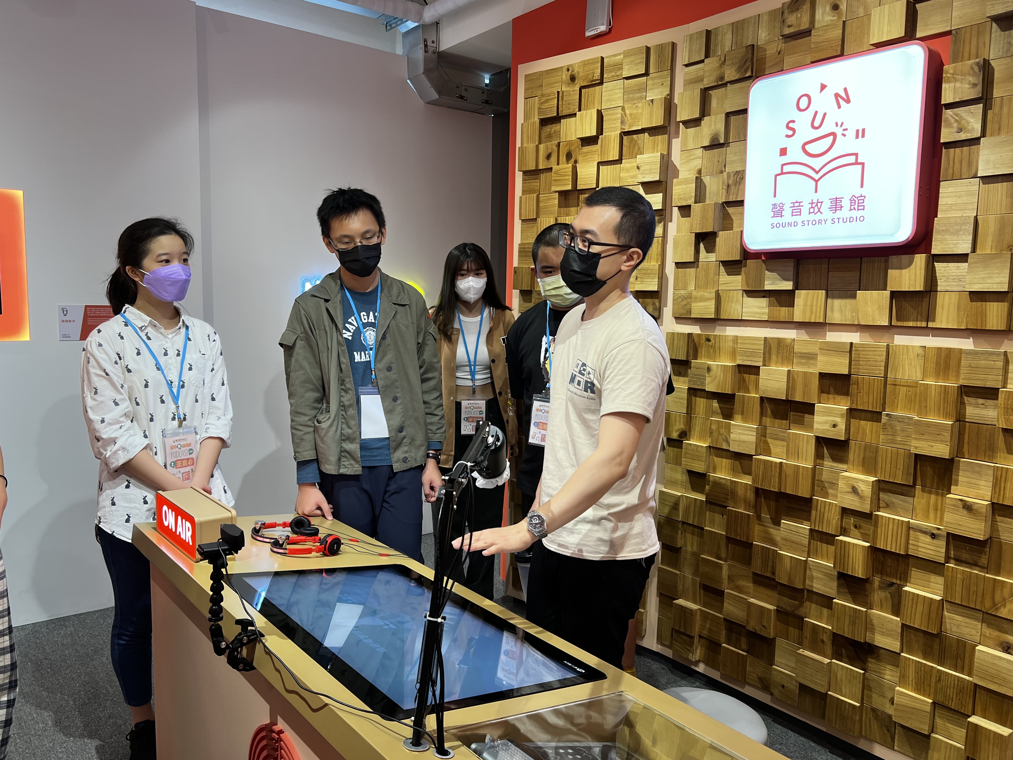 導覽人員介紹聲音故事館
