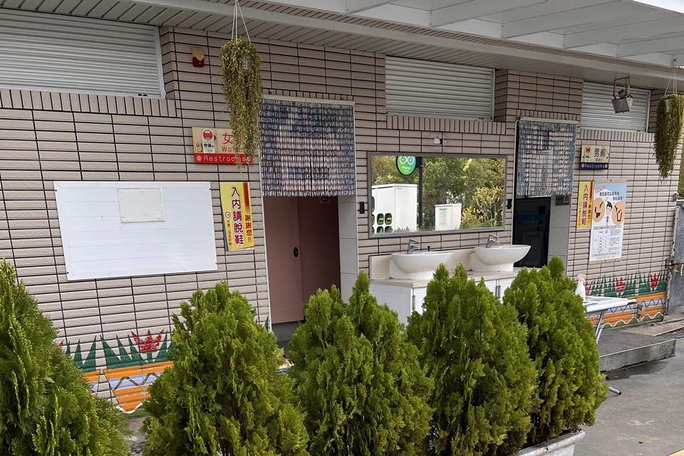 環保署今年首次辦理全國績優公廁評比活動，臺東縣池上鄉大坡池風景區北側公廁及臺糖中興二加油站公廁脫穎而出。