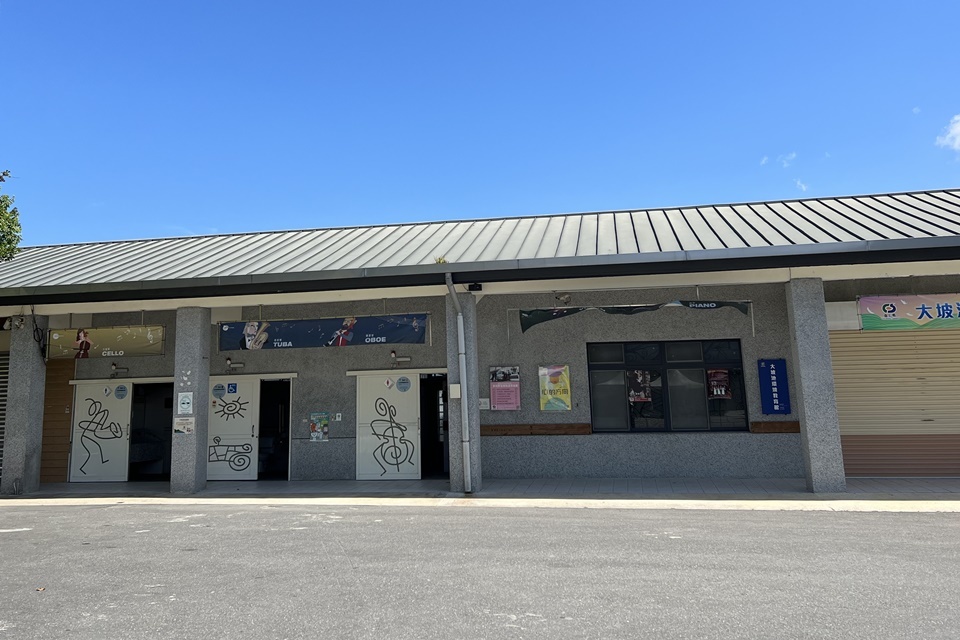 環保署今年首次辦理全國績優公廁評比活動，臺東縣池上鄉大坡池風景區北側公廁及臺糖中興二加油站公廁脫穎而出。