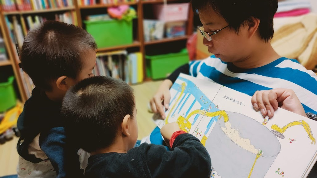 孩子閱讀書本並不是像喝奶一樣，天生有驅力會自然養成，而需要一個中介的媒人去搭建橋樑。