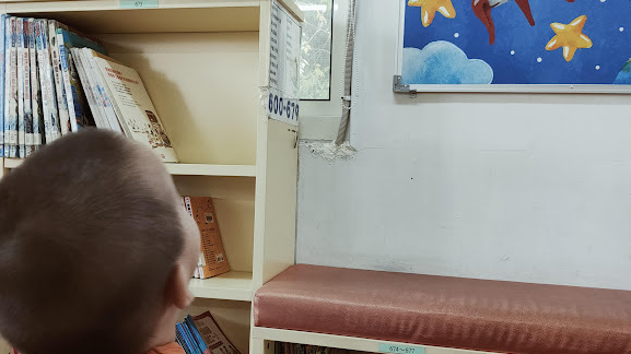 當許多家長理解了親子共讀的重要性之後，往往會以為進行親子共讀最重要的是”讀”這個字，盡可能與孩子多讀一點好書，其實共讀最重要的是先從”共” 這個字開始。

家長本能的想法會想給孩子最好的，不管是最好的書籍、最好的環境、最好的… 而這些自己以為的最好，反而在這些無意識想要控制孩子想法的行動，就可能去限制了孩子自主的意願與選擇，連帶影響了孩子想要探索這個世界的渴望。
