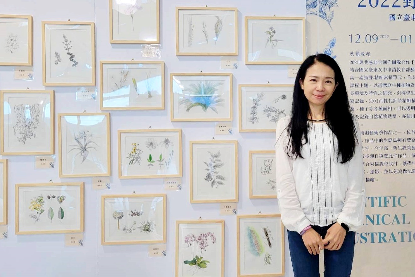 臺東女中美術班老師康毓庭推動植物繪圖課程，指導學生以代針筆點畫技法繪製植物圖鑑，產出豐富作品。