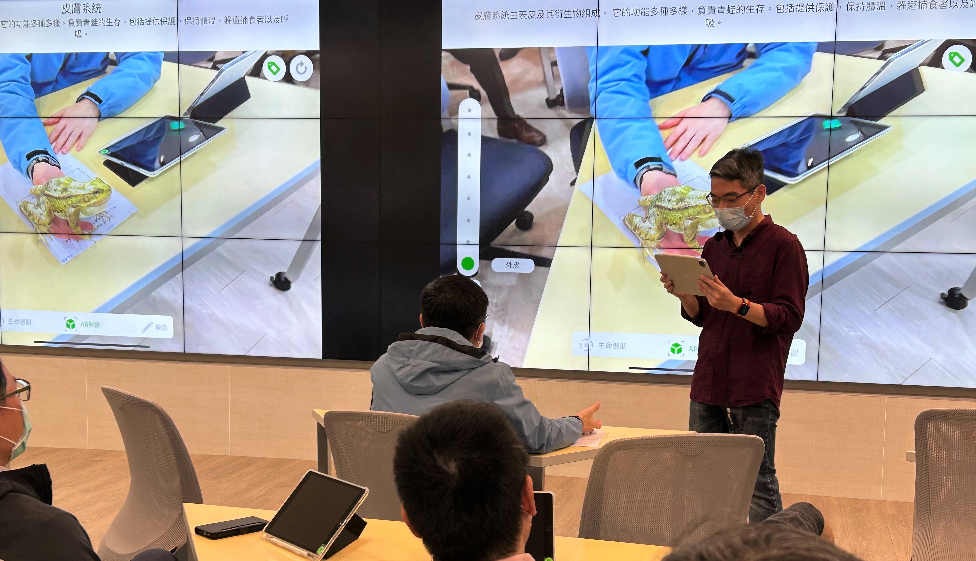 校長們當起學生 利用iPad擴增實境App進行模擬解剖