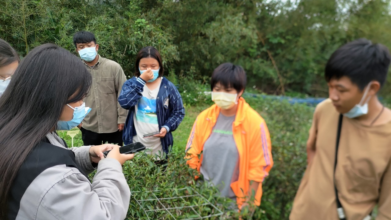 學生進到農場幫忙