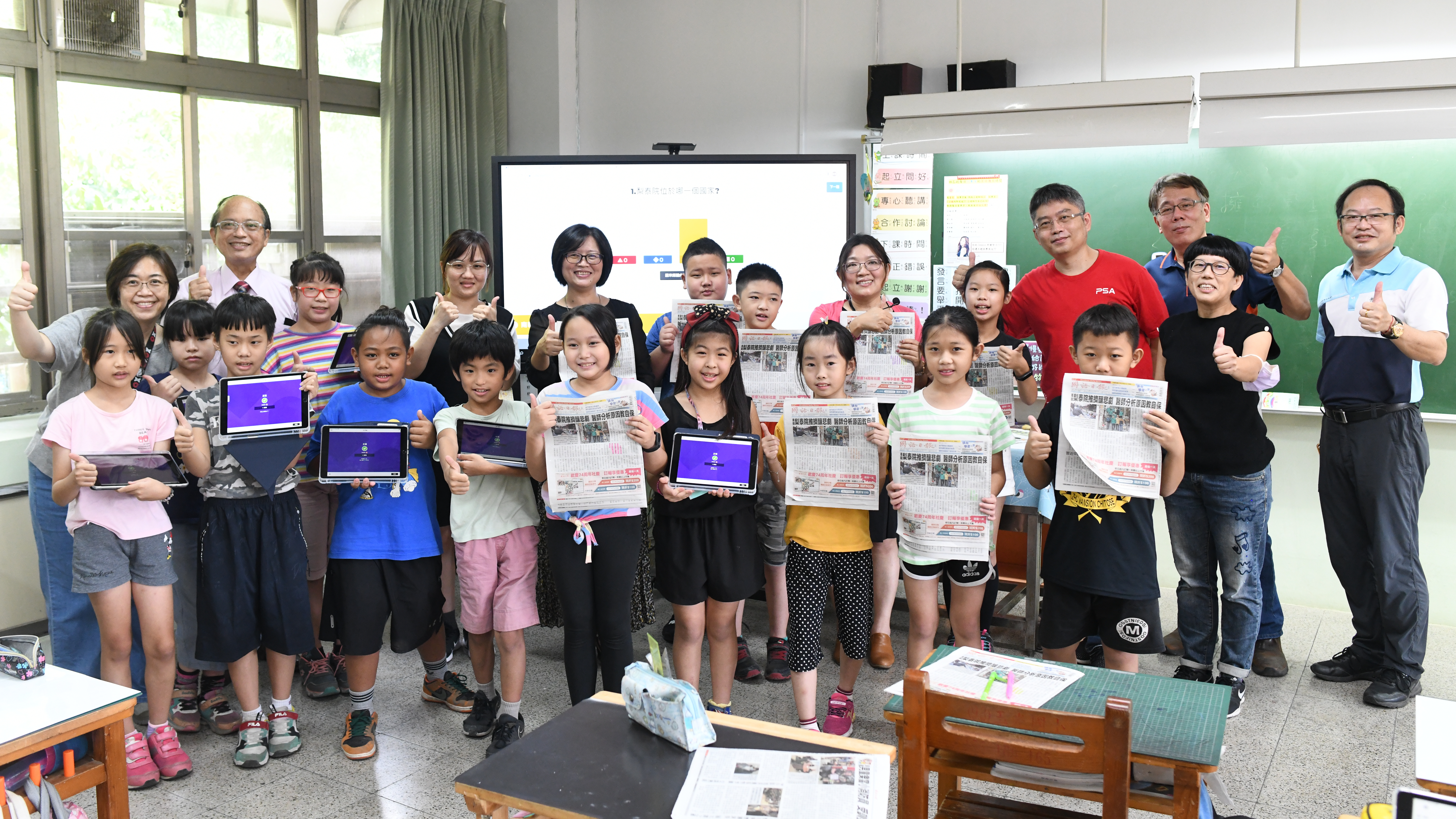 用讀報開展媒體素養教育_屏東佳冬鄉玉光國小讀報結合平版教學習（高修民攝影）