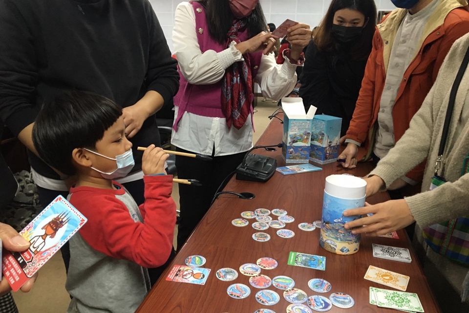 學童試玩族語桌遊