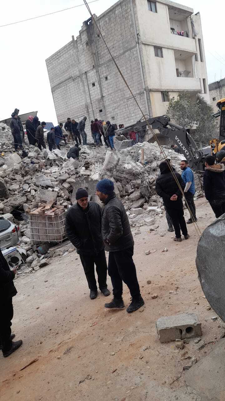 民眾待在崩塌的房子旁，不敢進入屋內(圖片提供:世展會)