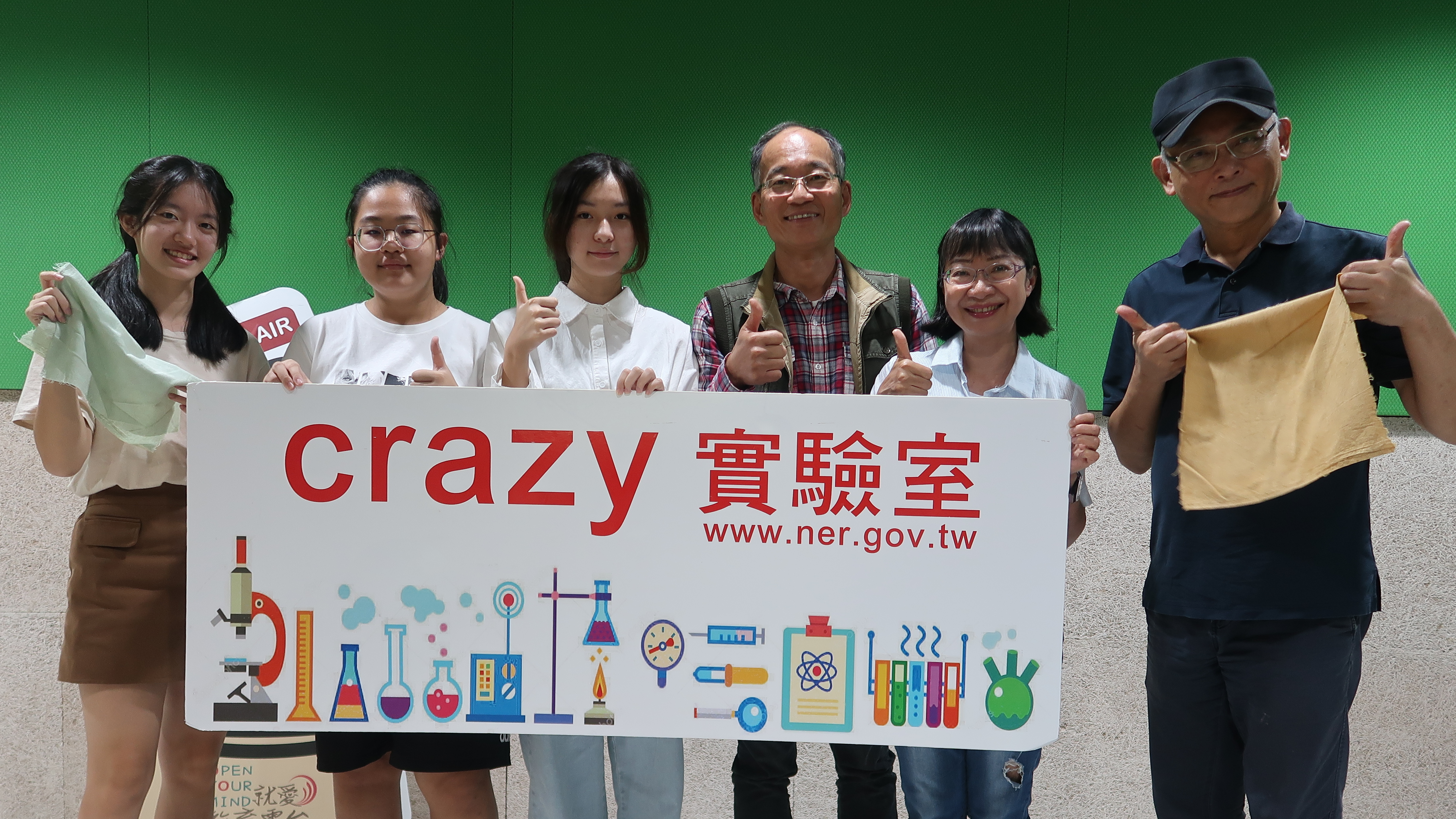 這集「Crazy實驗室」邀請苗栗縣立公館國中科展團隊分享「柿染」的研究故事。