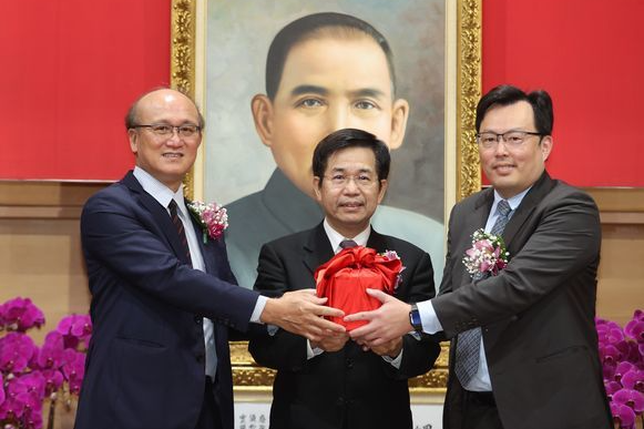 鄭世忠從林騰蛟次長手中接過印信，正式就任體育署長。