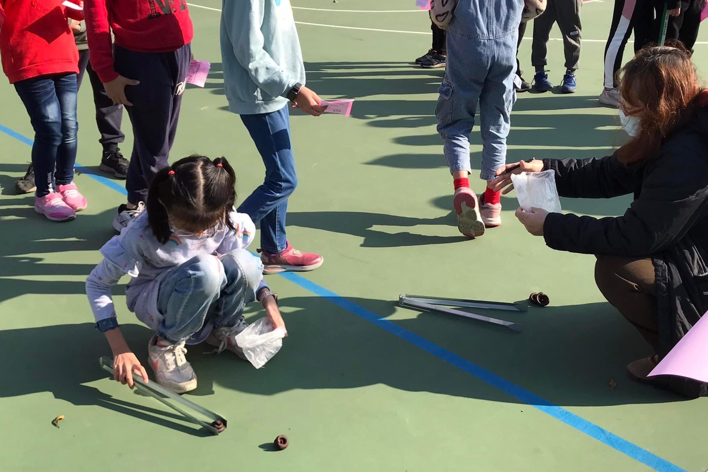 要當小志工還要學習撿拾狗糞便(圖片來源：村上國小)