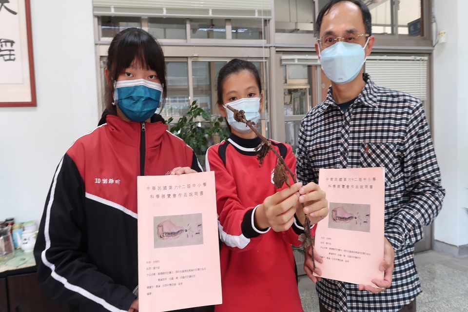 宏仁國中的林芊融和劉語昕同學在李季篤老師的帶領下，以「避債蛾的防護衣」拿到第62屆中小學科展生物科國中組金牌