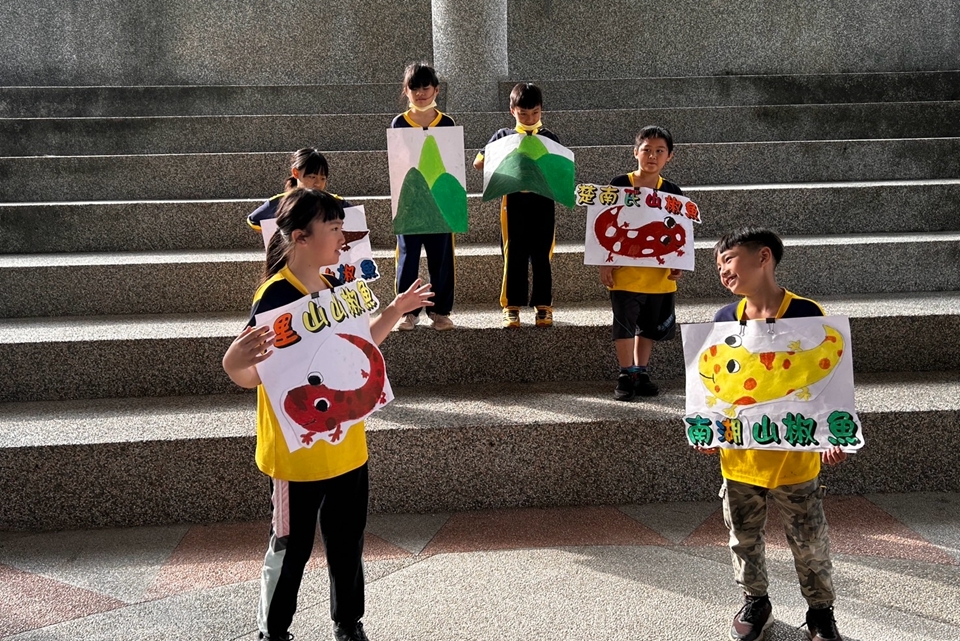 學童以中英雙語演出山椒魚的故事