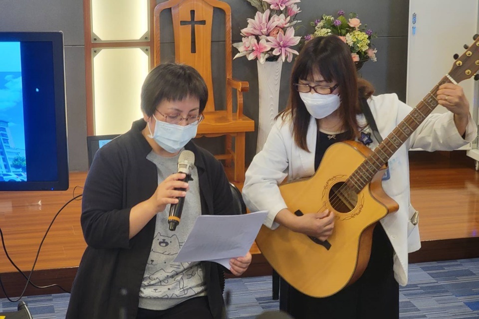 臺東馬偕余姓護理師以悅耳嗓音演唱「奇異恩典」，見證聲帶注射的療效。