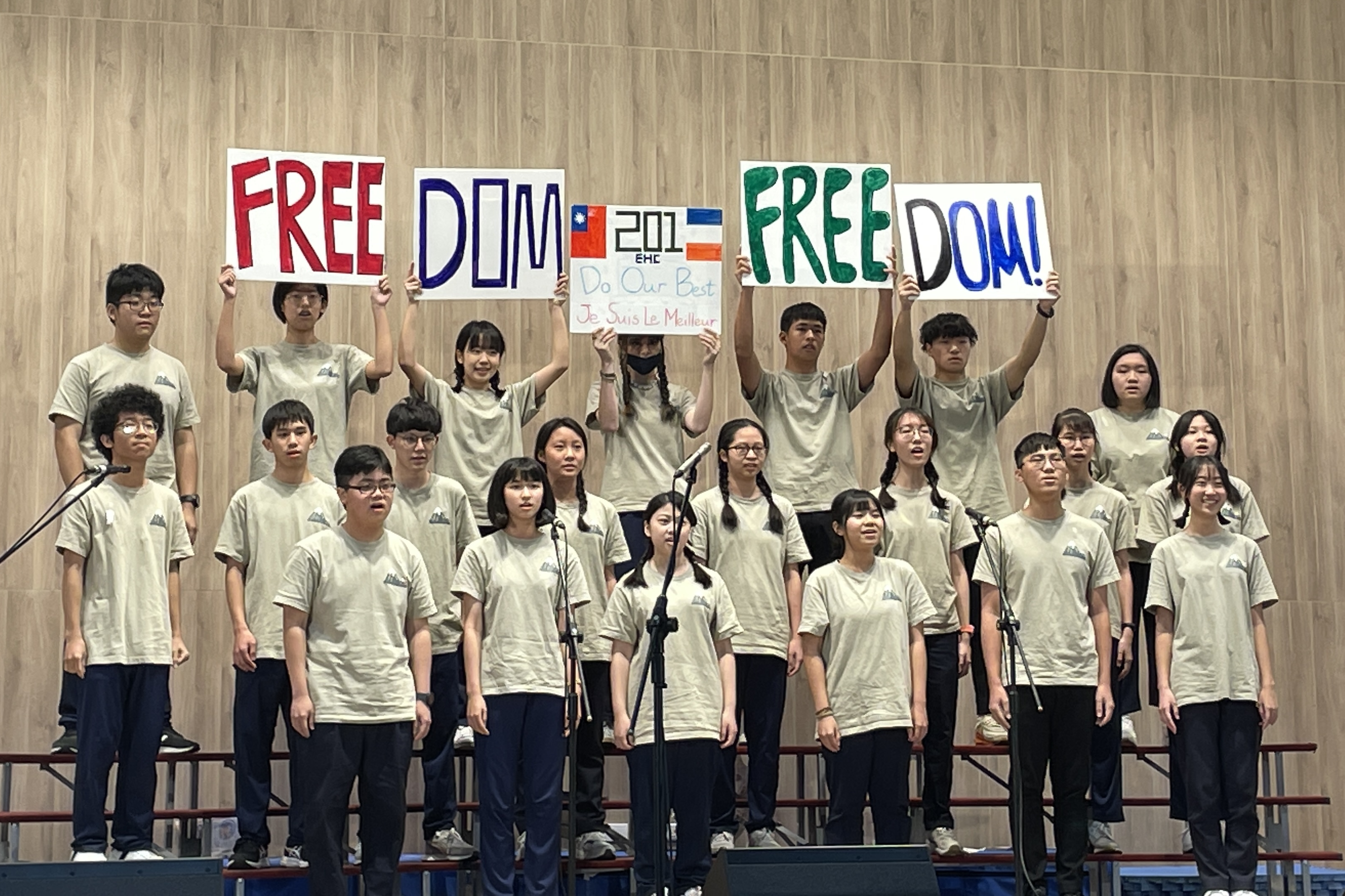 法籍交換生參加比賽一同高歌「Freedom」