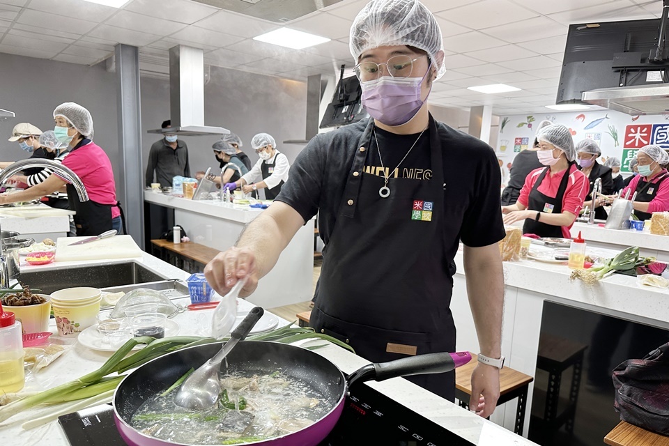 關山鎮農會食魚教育課程場場爆滿，住在臺東市的陳先生也慕名前往學習。