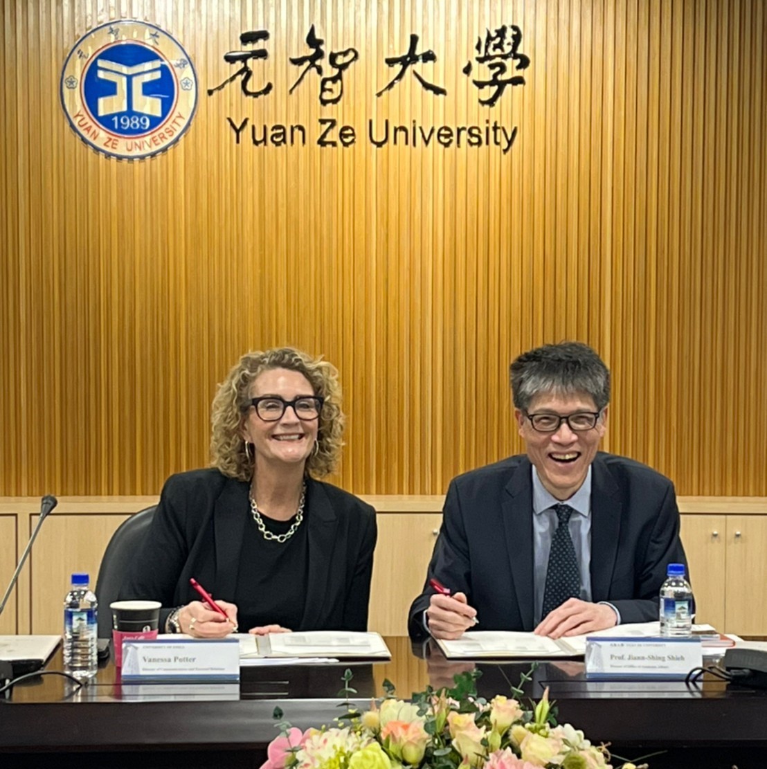 元智大學謝建興教務長(右)與英國艾賽克斯大學全球國際關係副校長Vanessa Potter，共同簽署兩校院系雙聯合作協議 (元智提供)