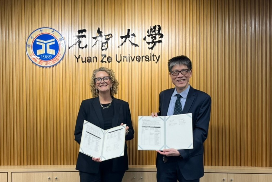 元智大學謝建興教務長(右)與英國艾賽克斯大學全球國際關係副校長Vanessa Potter，共同簽署兩校院系雙聯合作協議 (元智提供)