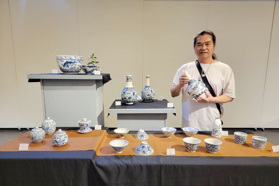 羅平景擅長於水墨花鳥畫，民國60、70年代在鶯歌陶瓷廠學習青花瓷、釉下彩等繪畫技巧，將所學結合運用。