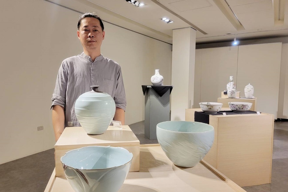 羅文祺對青瓷、汝釉情有獨鍾，不只遵循傳統技法，更表現出現代工藝的質感。