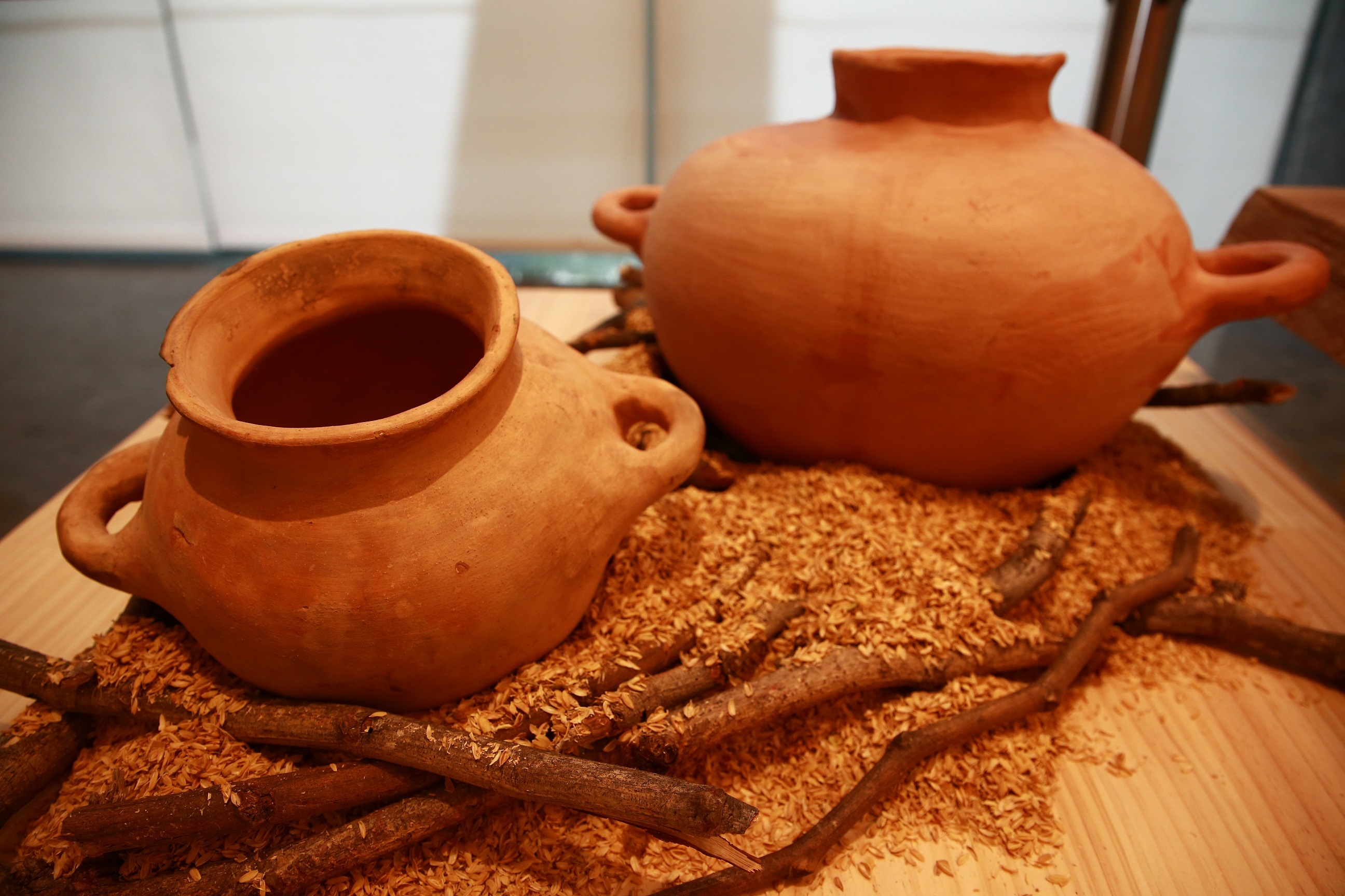 李玉英、石靖瑋為太巴塱傳統阿美陶文化傳承者，陶器可分為生活用具及祭祀禮器兩大類 (文化部提供)