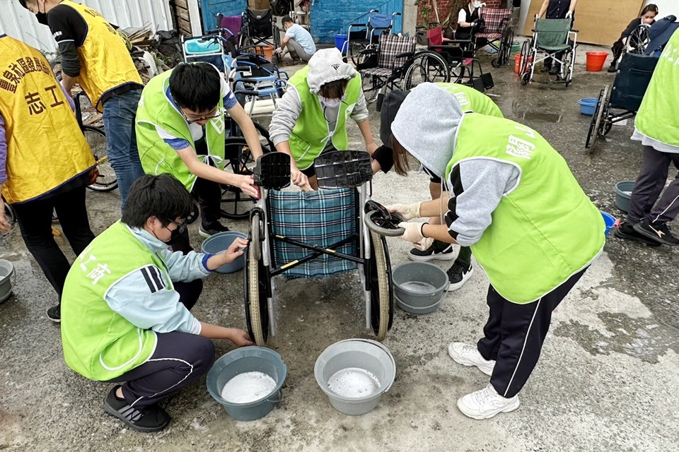 響應青年節，關山工商學生參與社會服務，協助清潔整理二手輔具。
