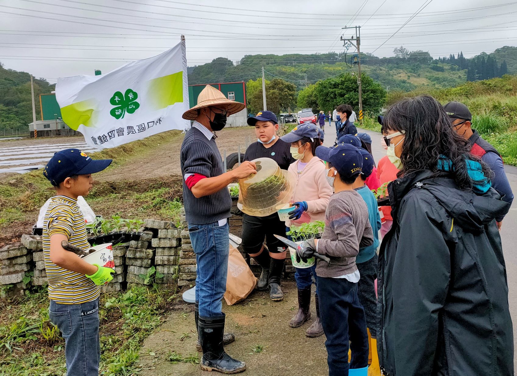 本次活動由團隊青農周業鑑擔任講師，帶領興福國小的小朋友們至所經營的「周好小農場」